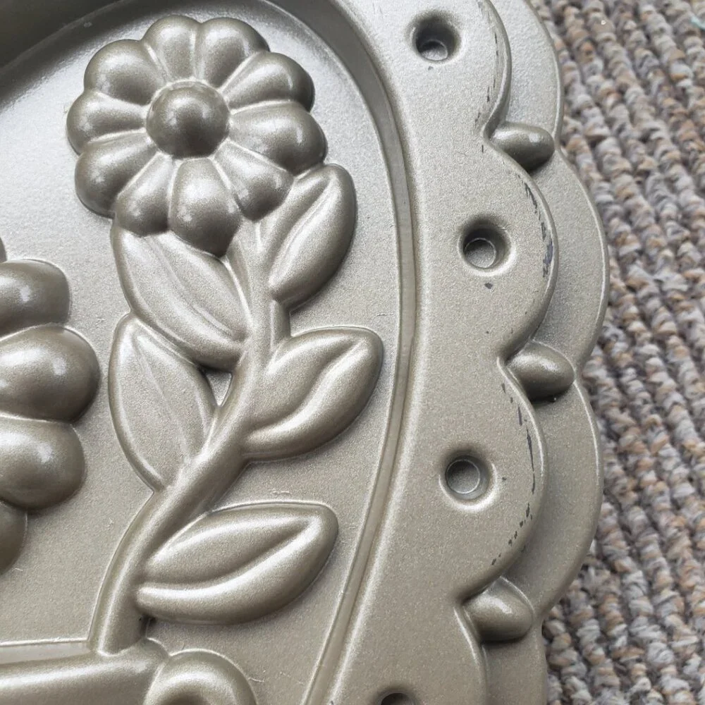 Williams Sonoma Gold Nordic Ware Decorative Heart Cake Pan Flowers Floral